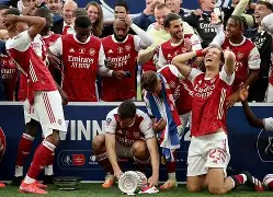 包含阿森纳欧国联再遭挫败，球迷情绪低落的词条